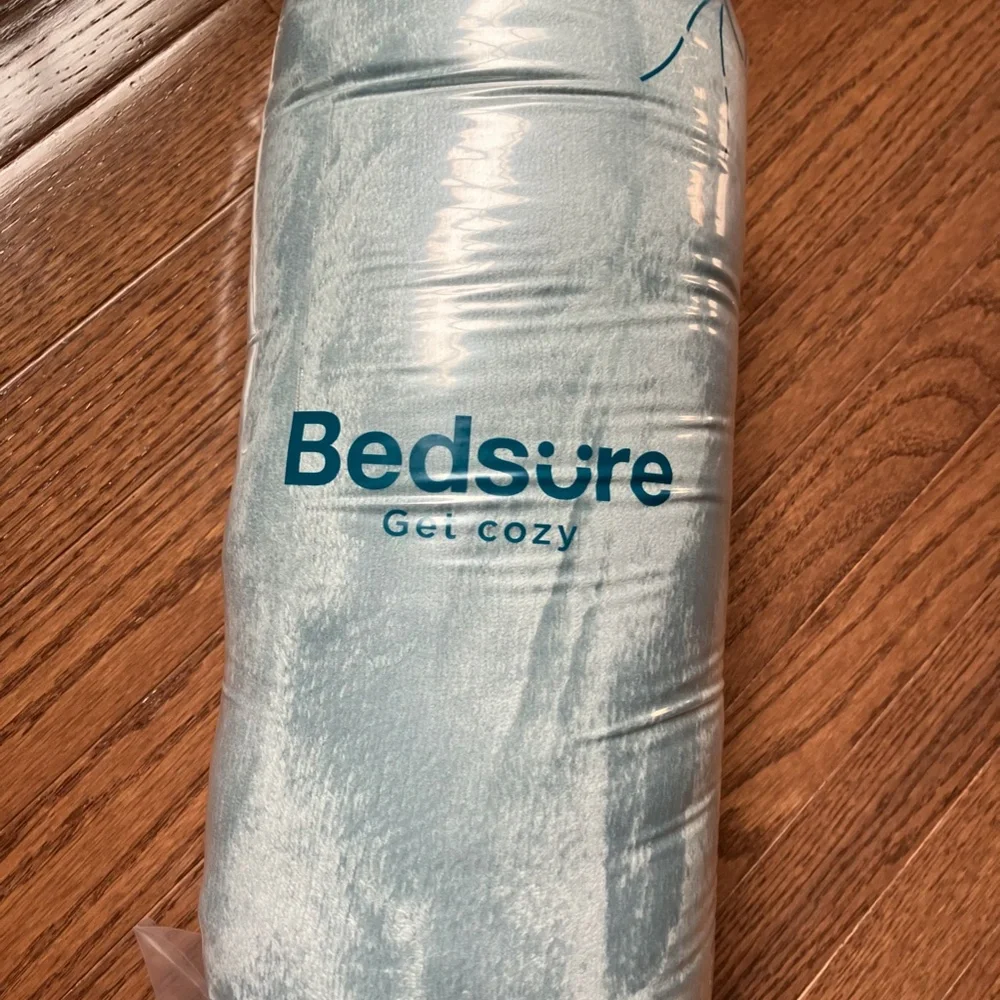 NEW IN BOX Bedsure wearable blanket